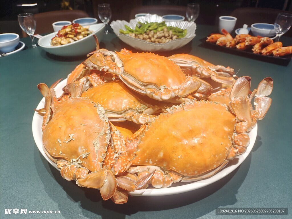 美味螃蟹大餐摆满桌