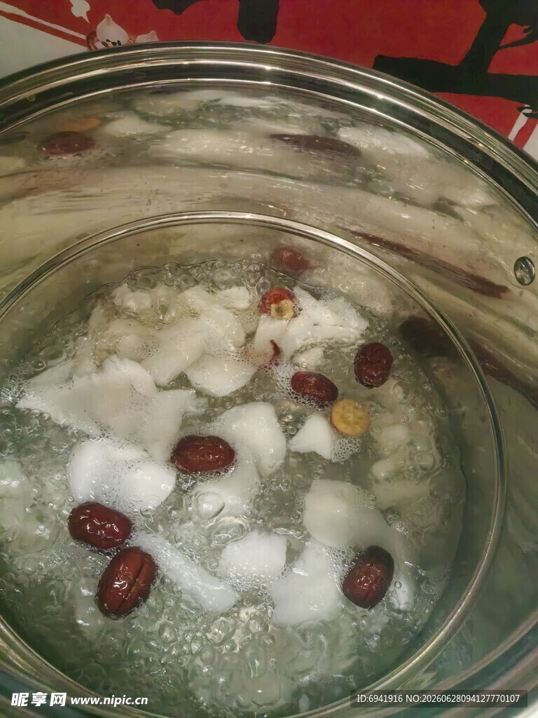 自制红豆薏仁粥食材准备中