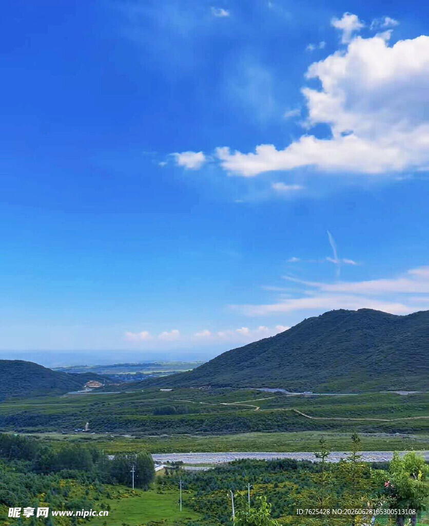 蓝天白云下的青山绿水风光