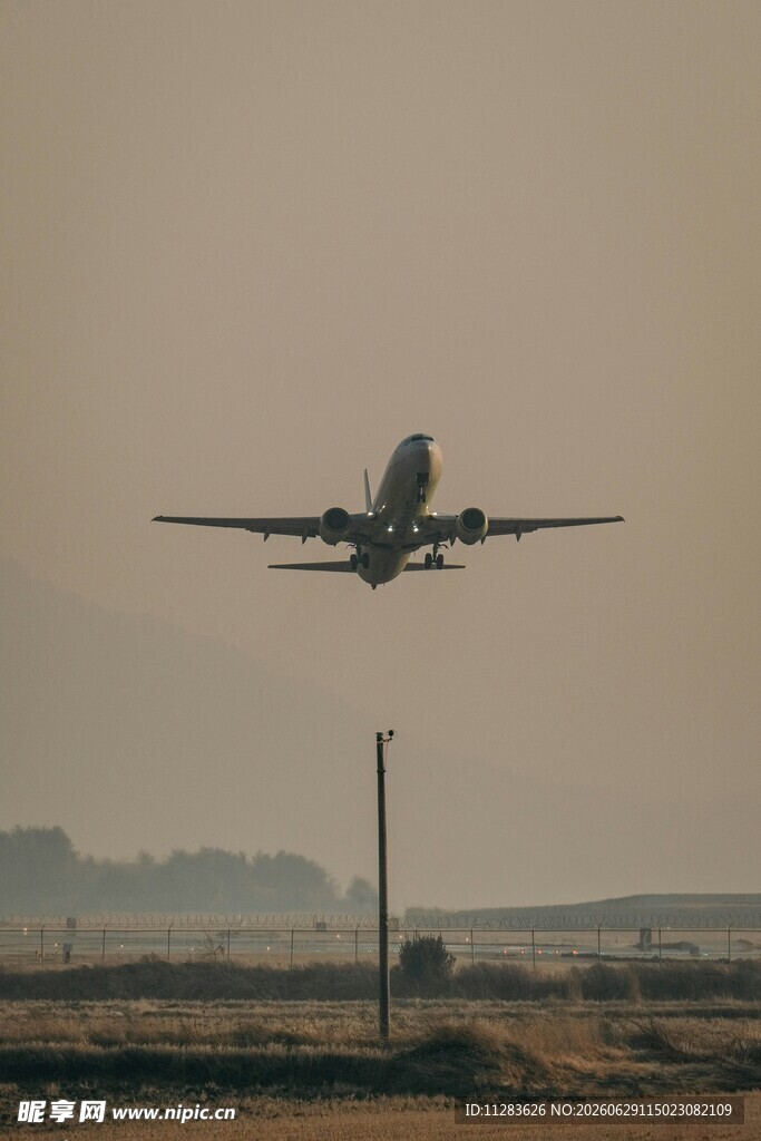 飞机低空飞行于开阔地带
