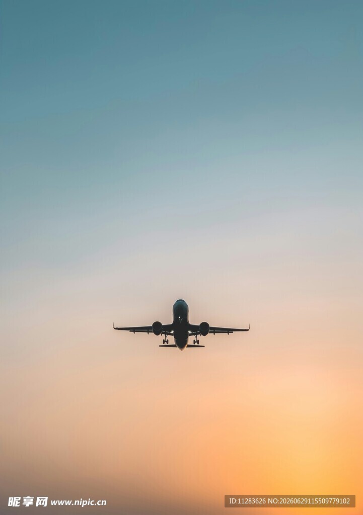夕阳下翱翔的飞机