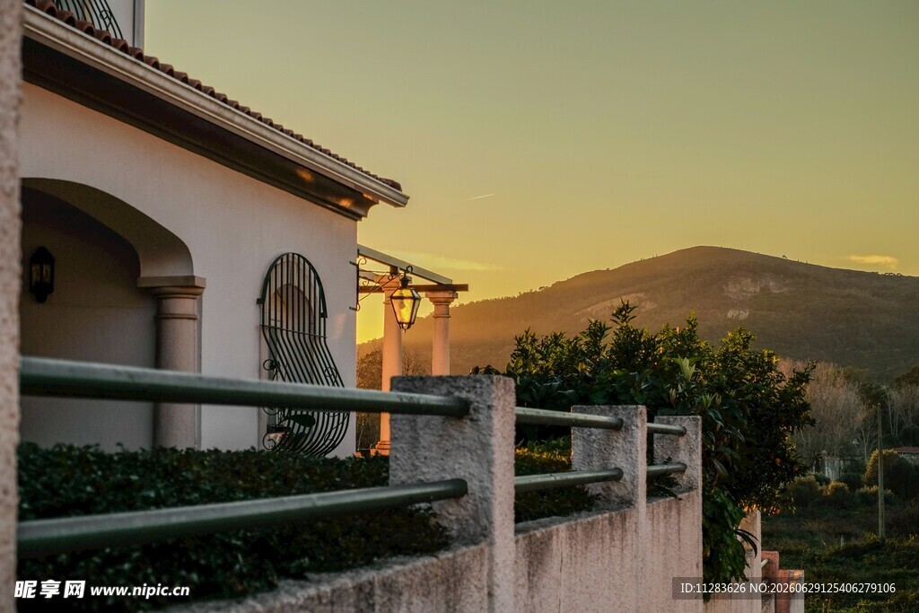 夕阳下的温馨欧式住宅