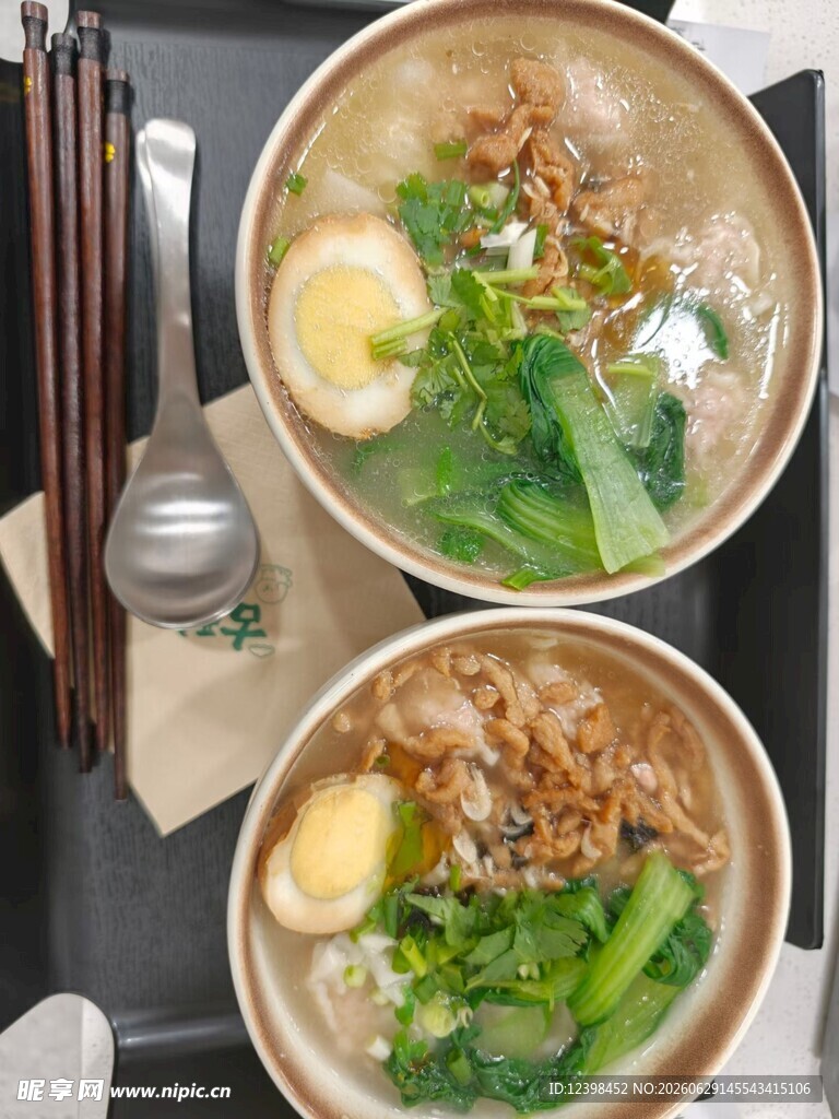 两碗美味汤面配蔬菜鸡蛋