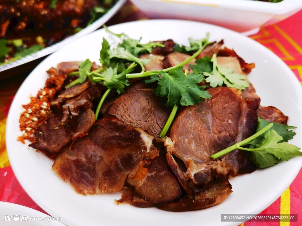 美味酱牛肉装盘