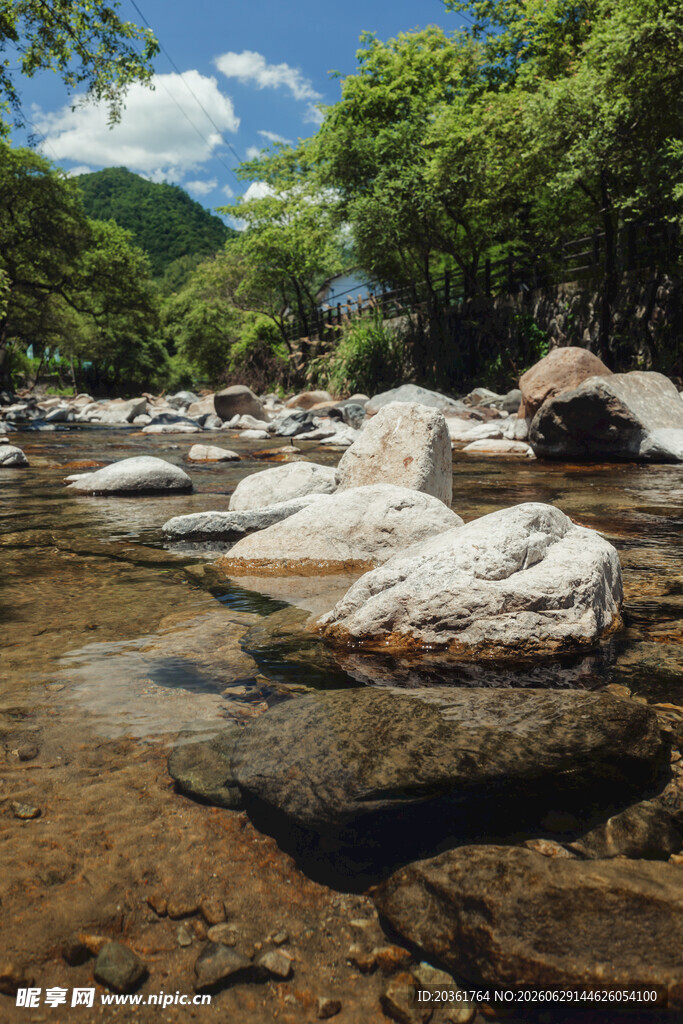 山间清澈溪流与嶙峋怪石