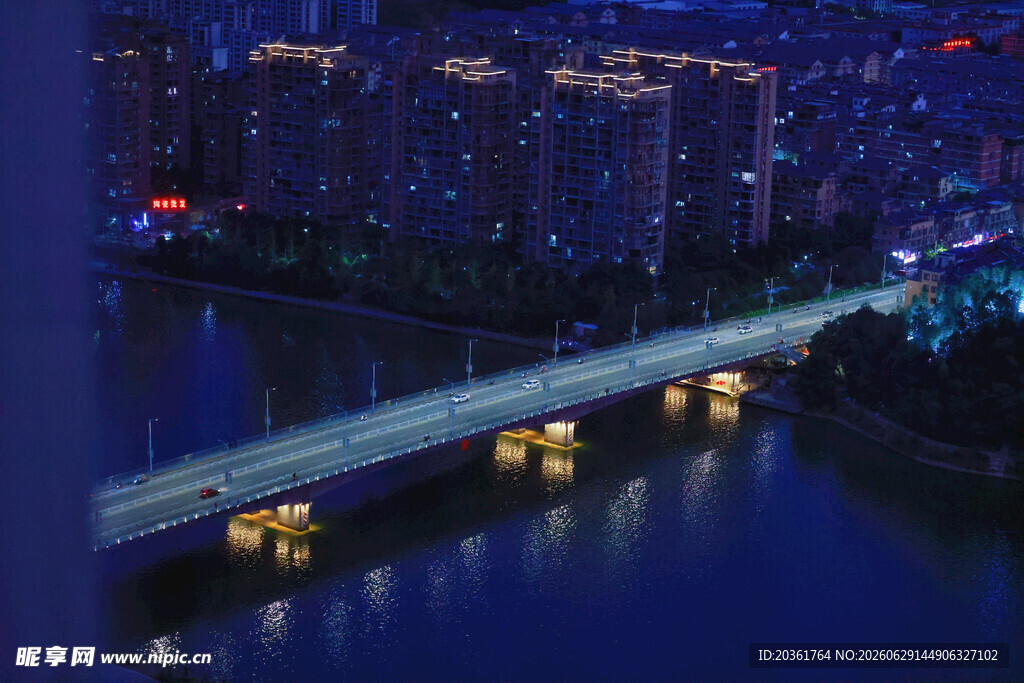 城市夜景中的璀璨桥梁