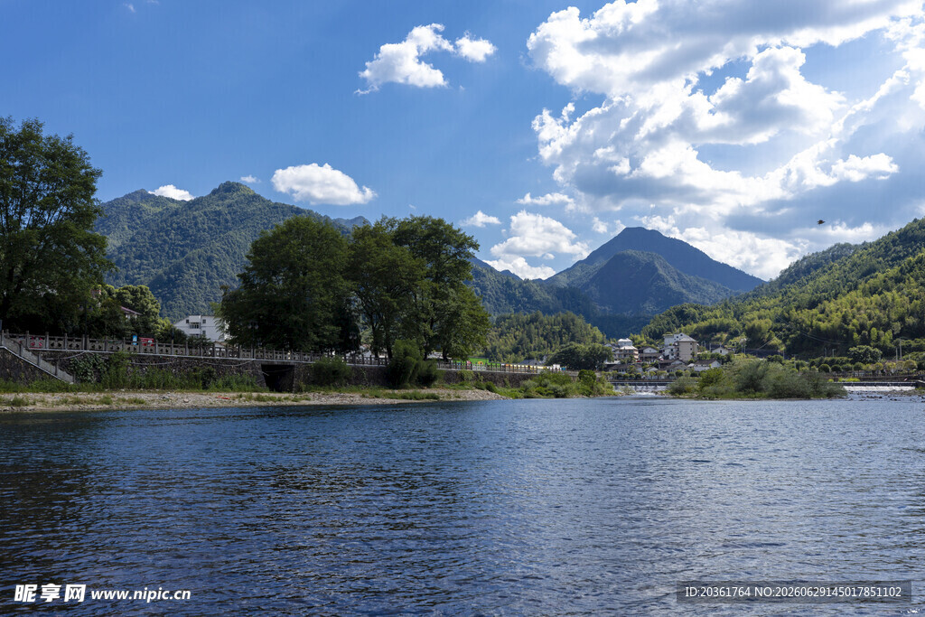 湖畔青山美景