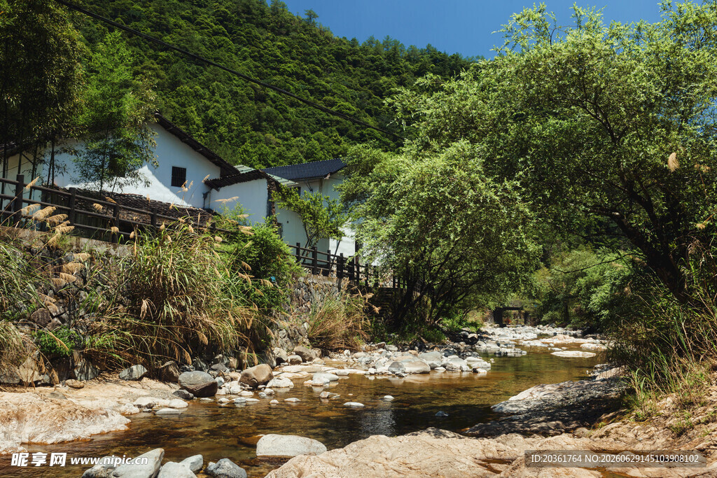 溪边山居美景