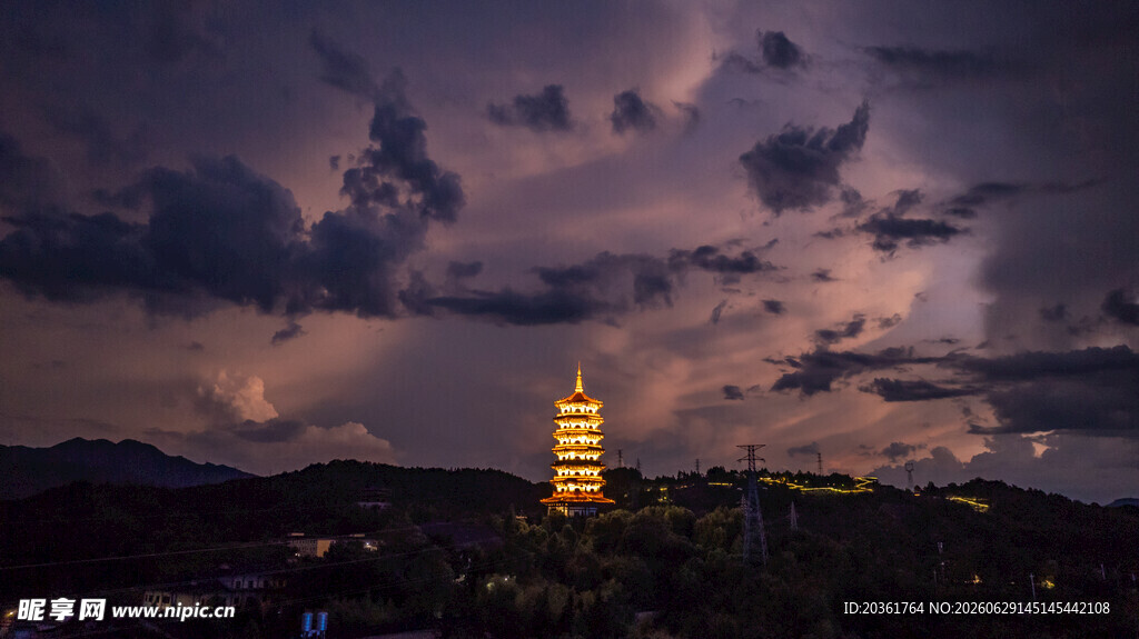 夜幕下古塔与雷暴景观