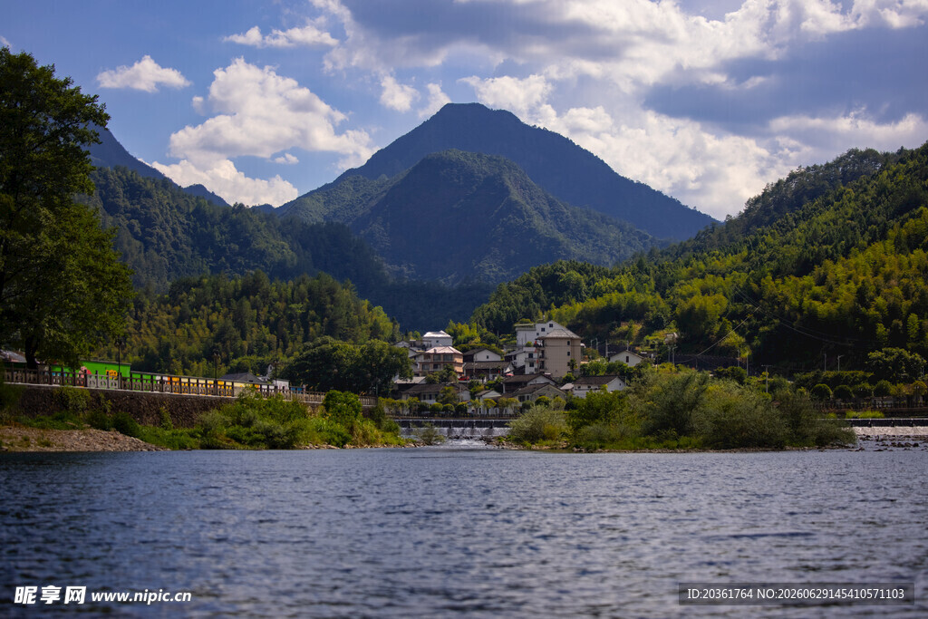 湖畔山村
