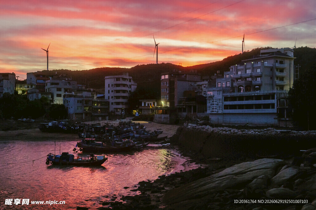 海滨暮色中的城市与船只