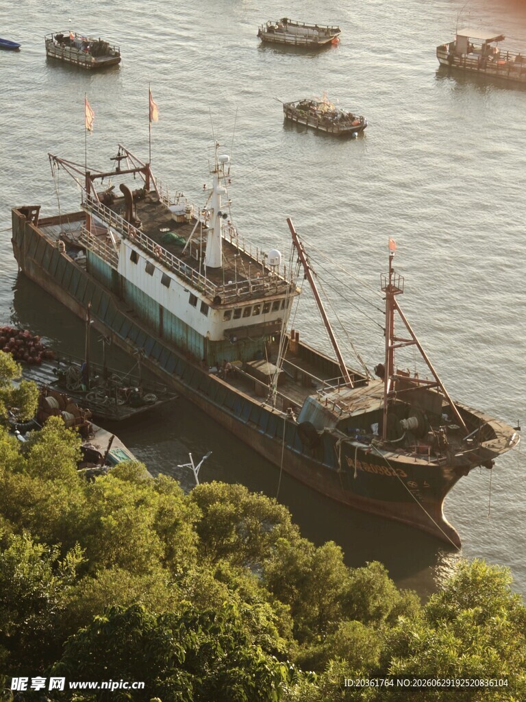 海上船只停靠于葱郁岸边
