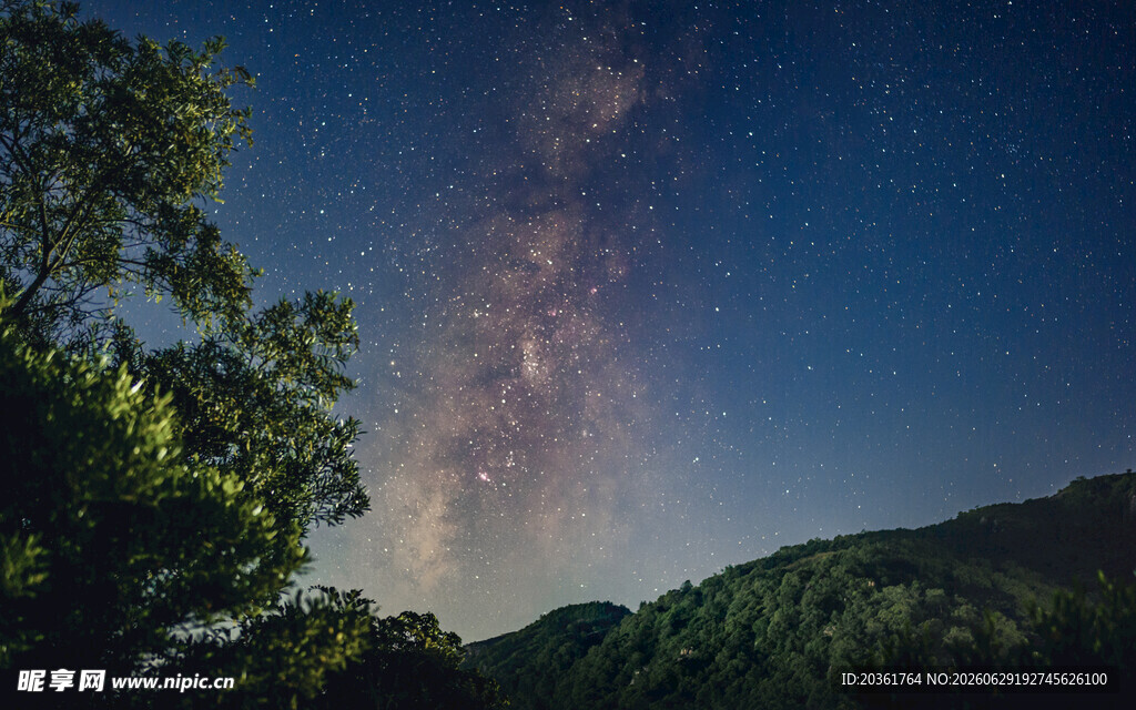山间夜空璀璨星河