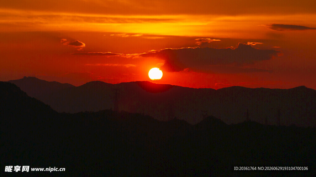 夕阳西下映山峦