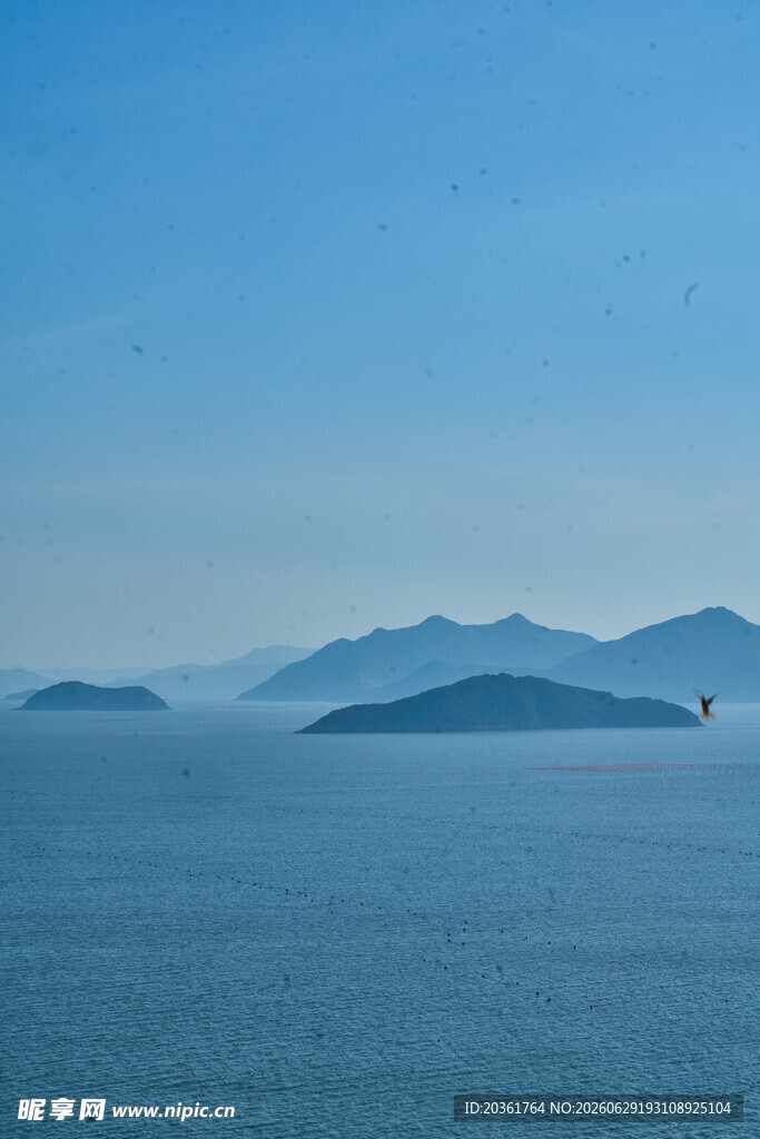 海上远山美景