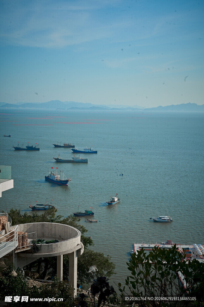 海滨停泊船只景色