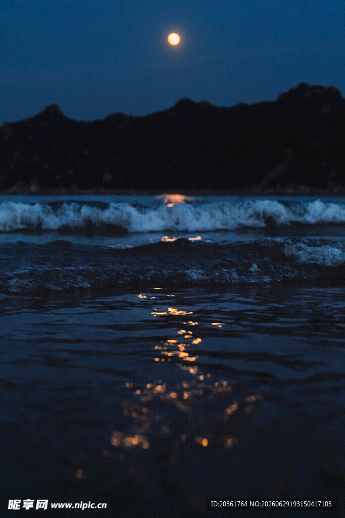 月夜下的海边宁静美景