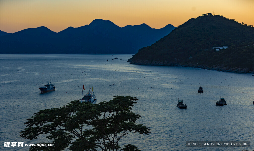 黄昏海景中的船只与远山