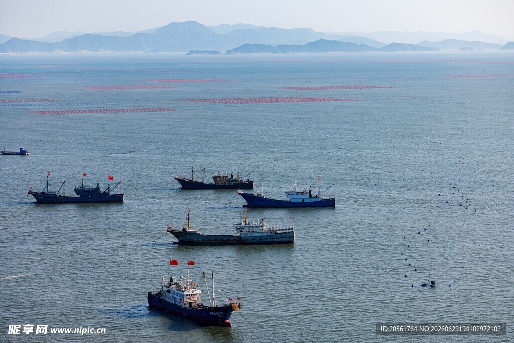 海上渔船群景观