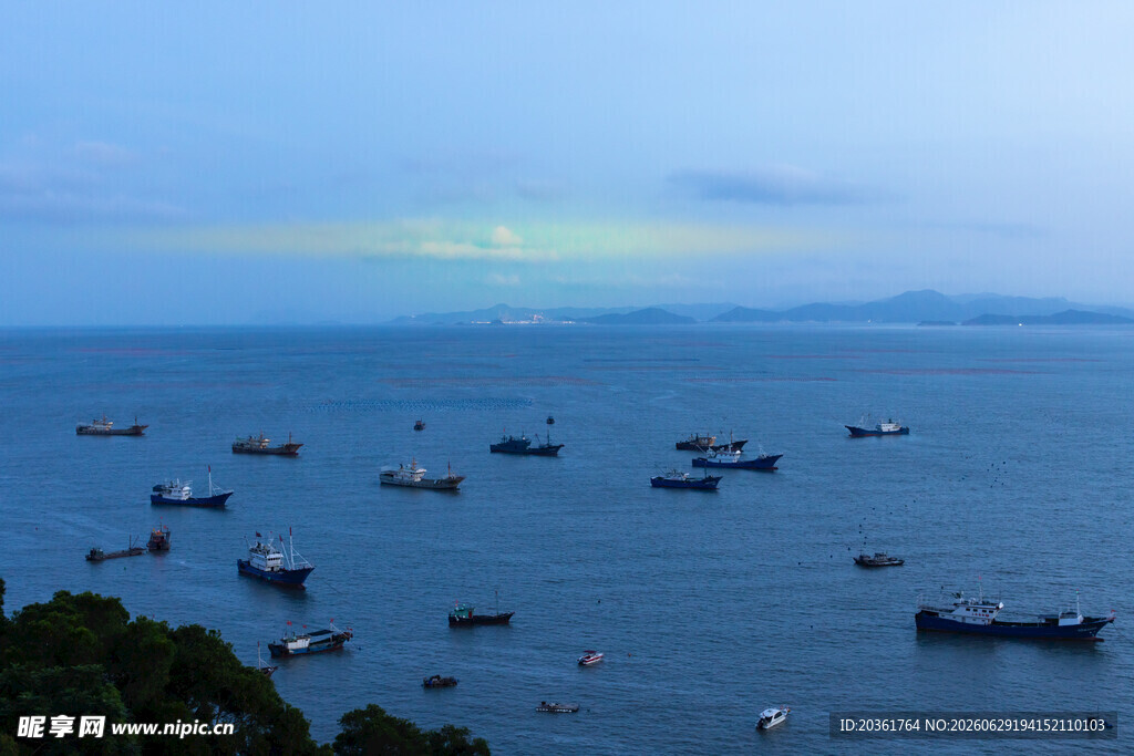 海上渔村暮色中的渔船群