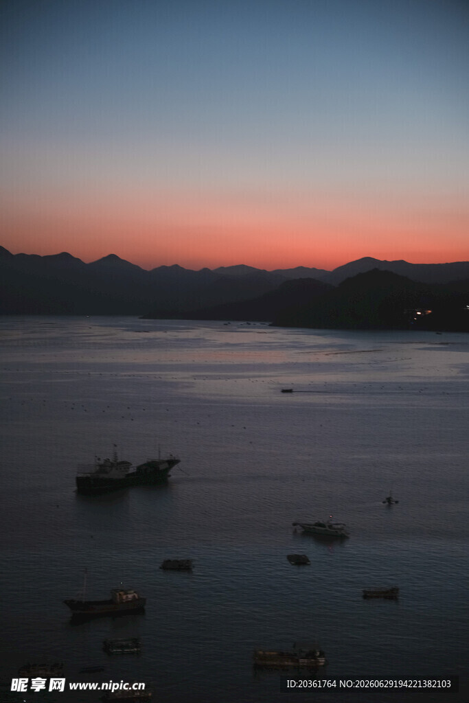 日落时分湖上船只美景