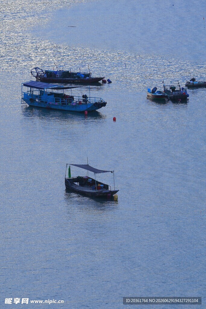 海上船只悠然漂浮
