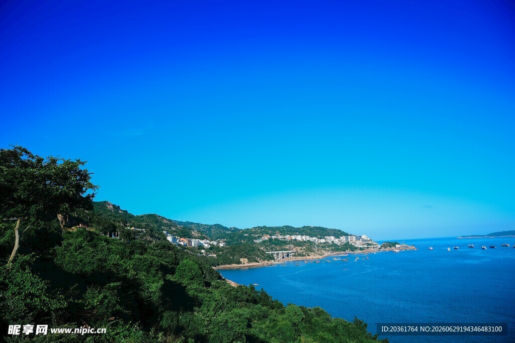 海滨青山美景
