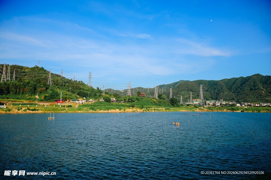 湖畔青山美景