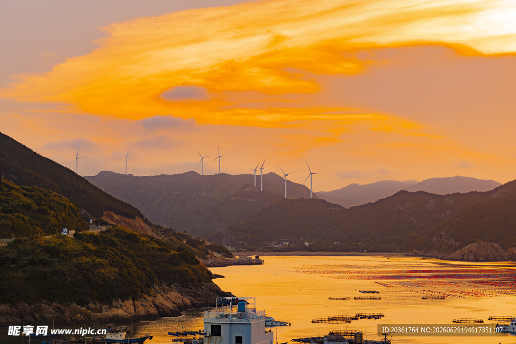 夕阳下的山水港湾美景