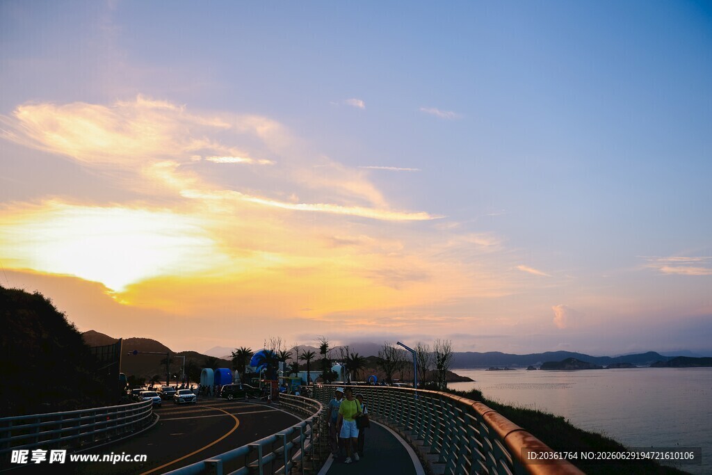 夕阳下的公路与美丽江景