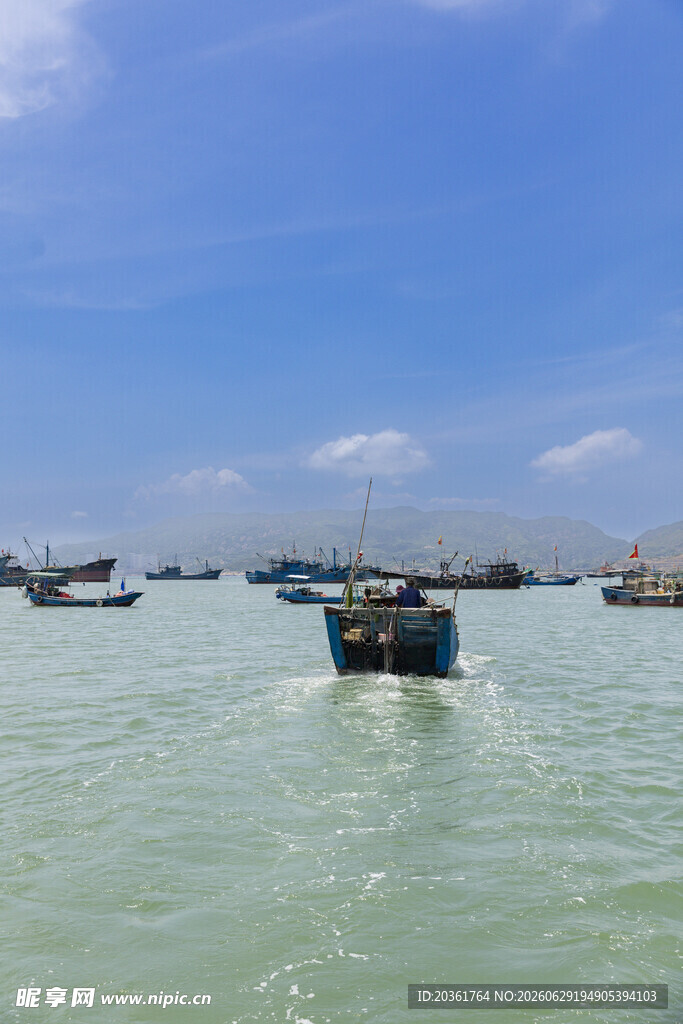海上渔船风景