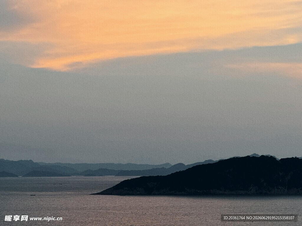 黄昏湖畔美景