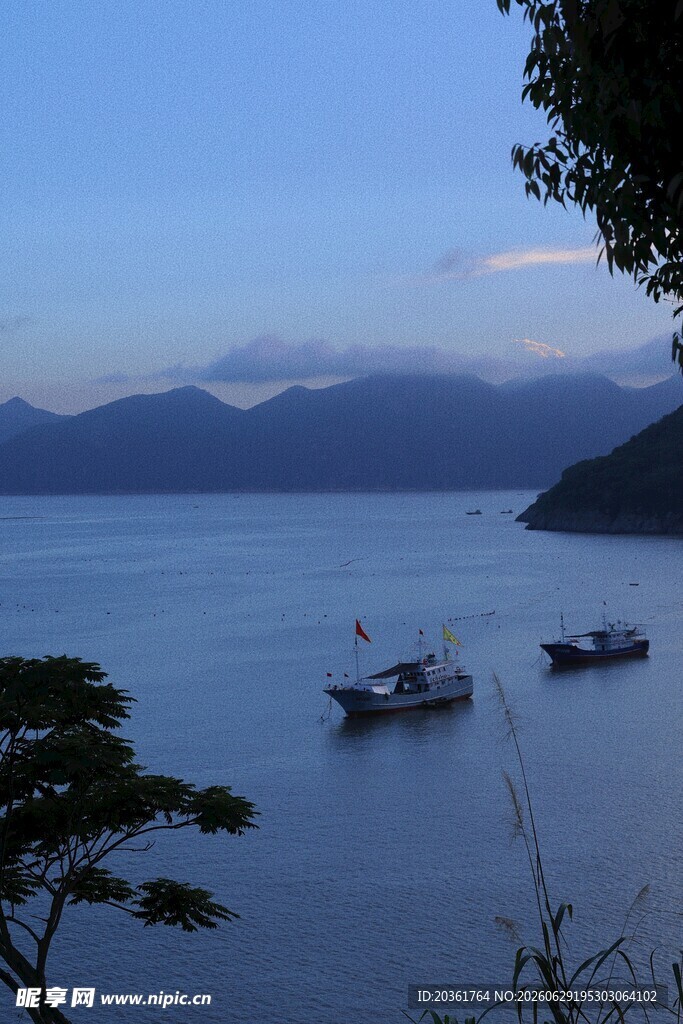 湖畔船只与远山美景