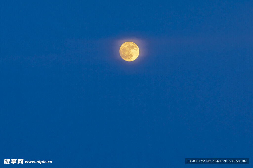 夜空中的明亮圆月