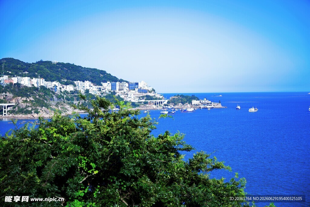 海边翠绿植被与蓝色海景