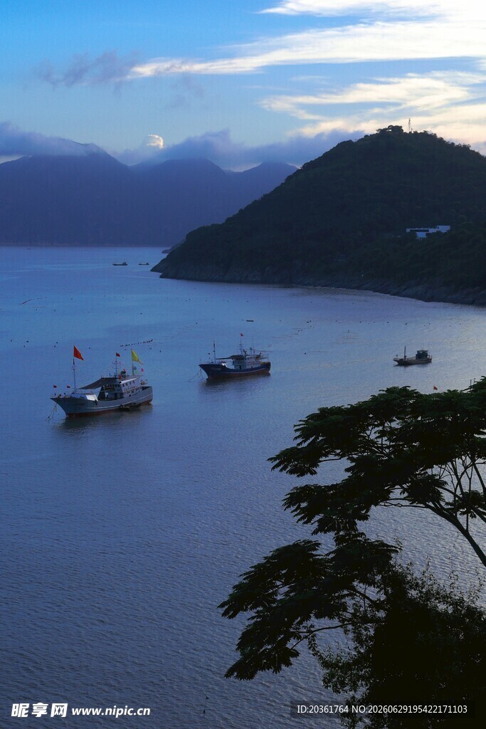海上渔船伴山景
