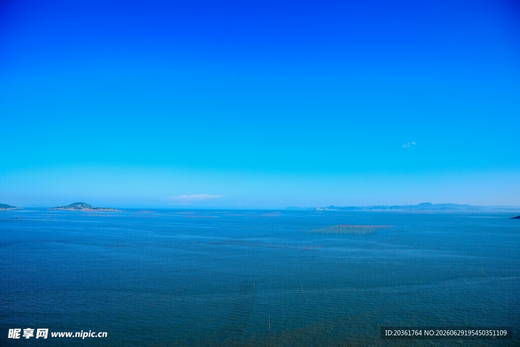 广阔蔚蓝海面远景