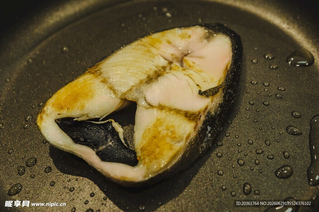 煎锅中的美味鱼肉