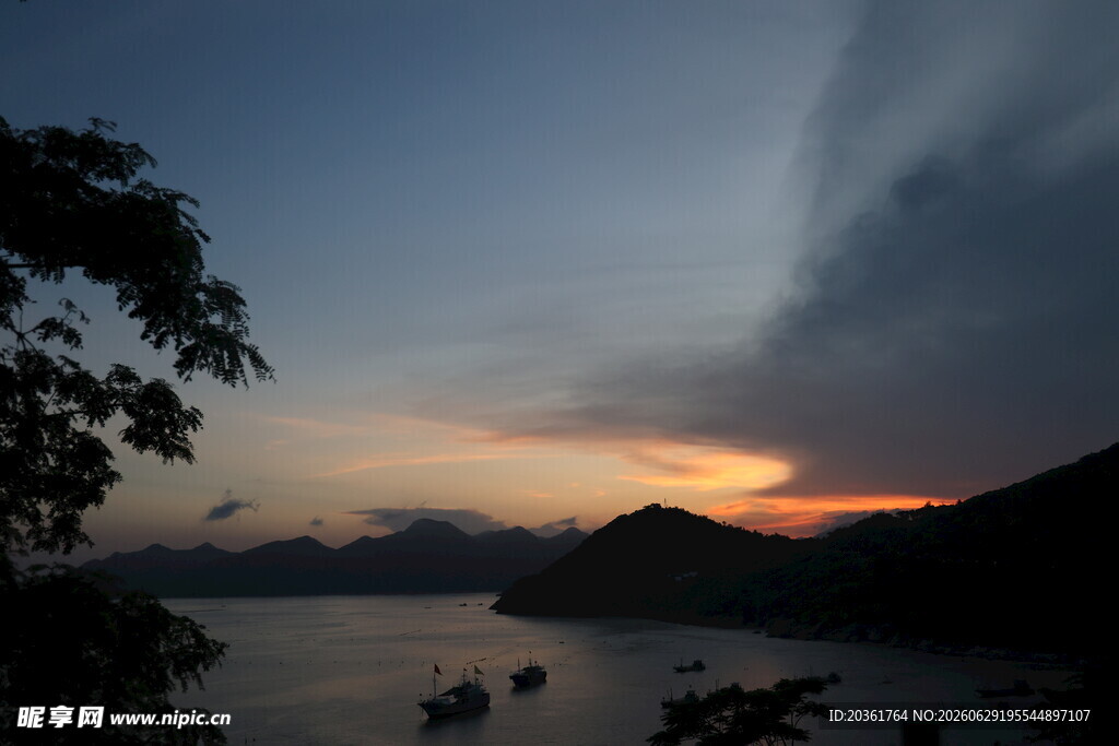 黄昏湖畔美景