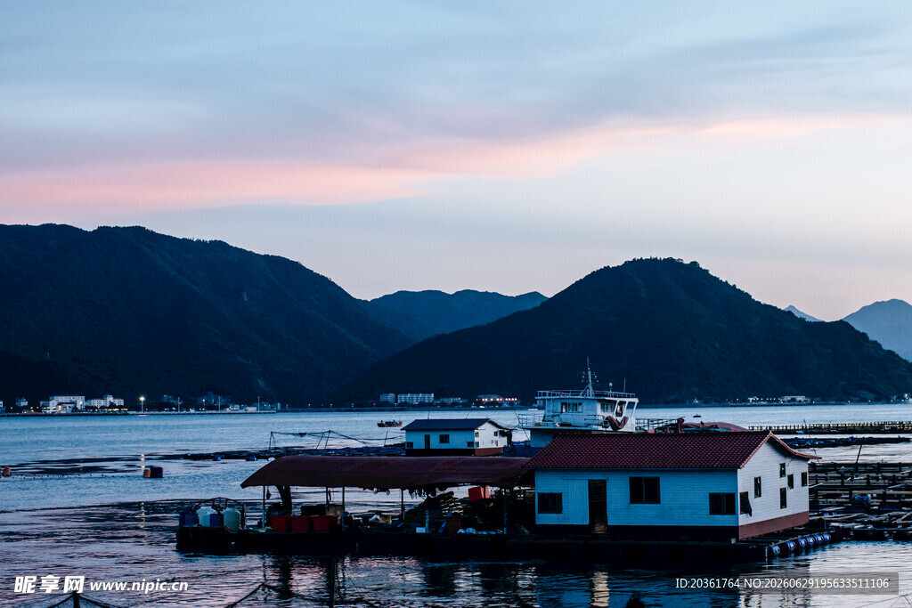湖畔码头小屋的美丽景致