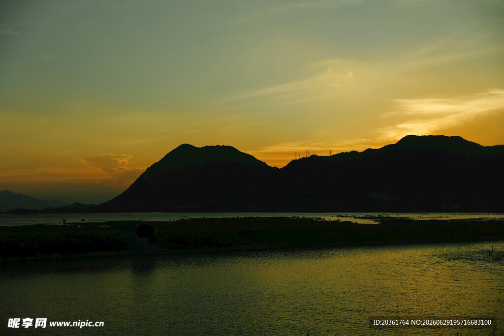 黄昏下的山水湖景