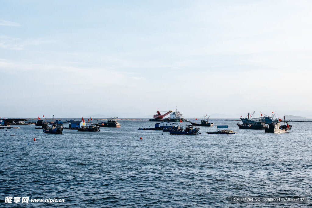 海上渔船景致