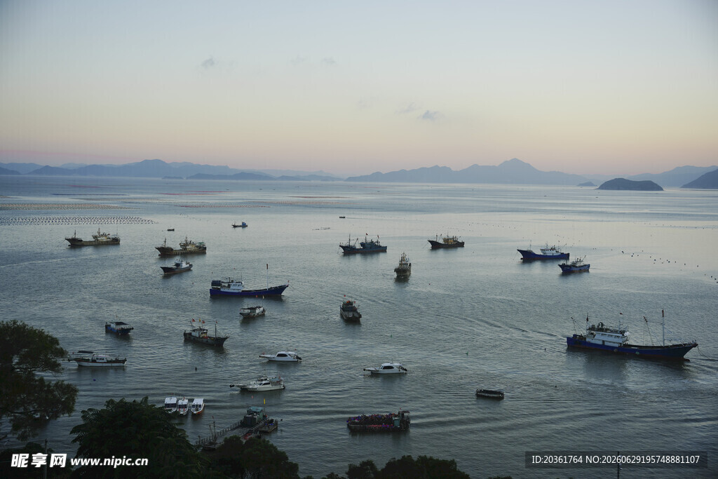 海上船只停泊景象