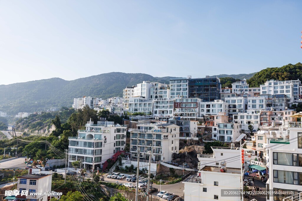 依山而建的错落白色建筑群