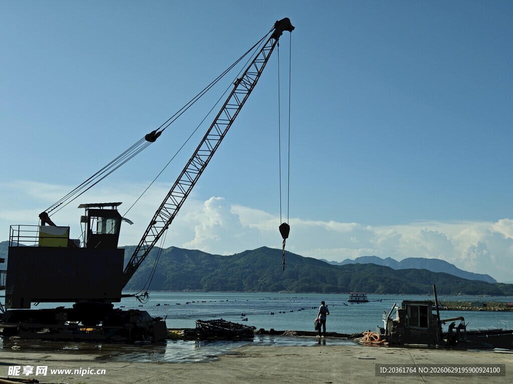 海边起重机作业场景