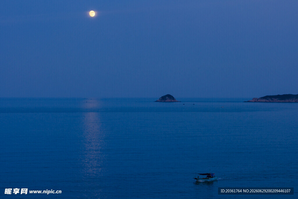 月夜海面小船静谧景象