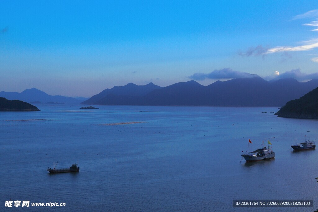 宁静湖面上的几叶扁舟