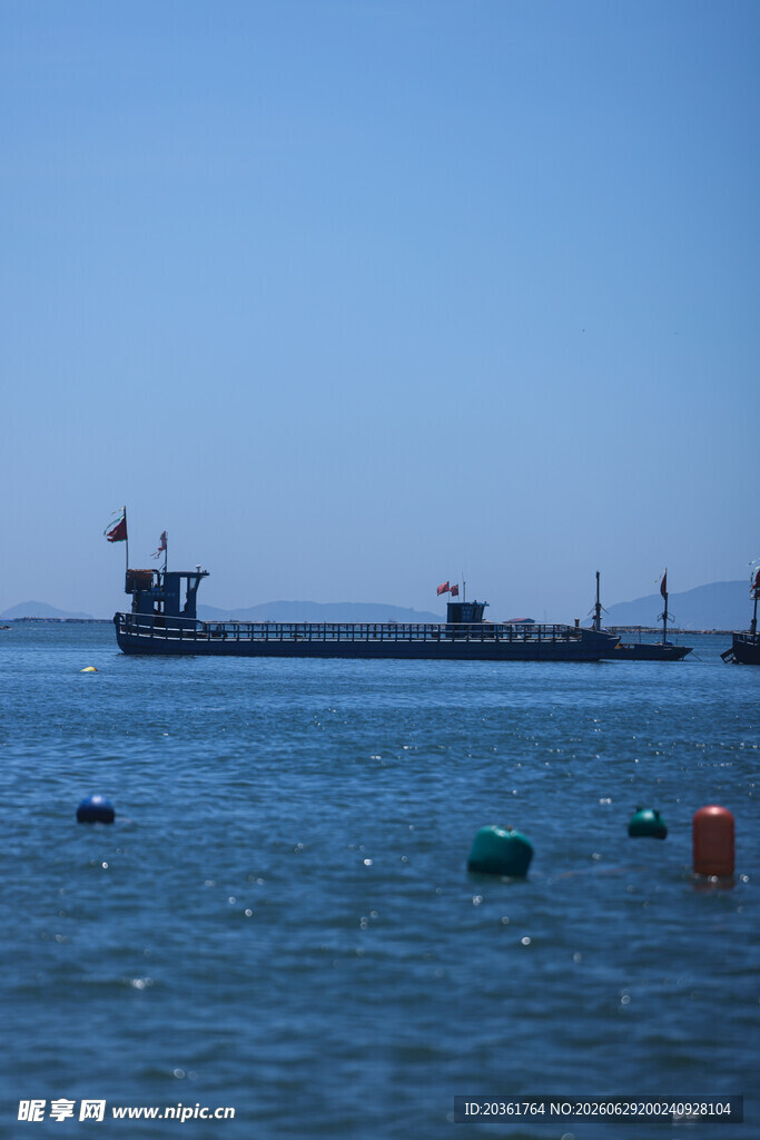 海上船只与浮标景观