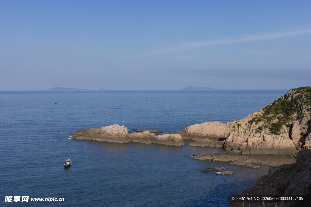 海边岩石与辽阔蓝色海面