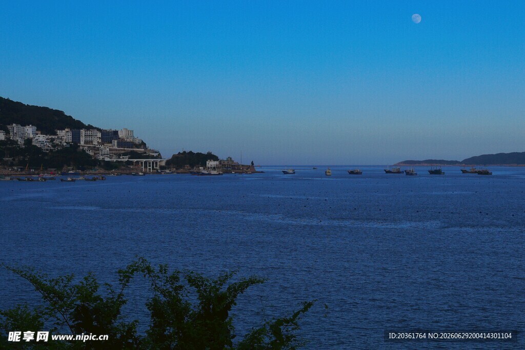 海边暮色下的宁静海景